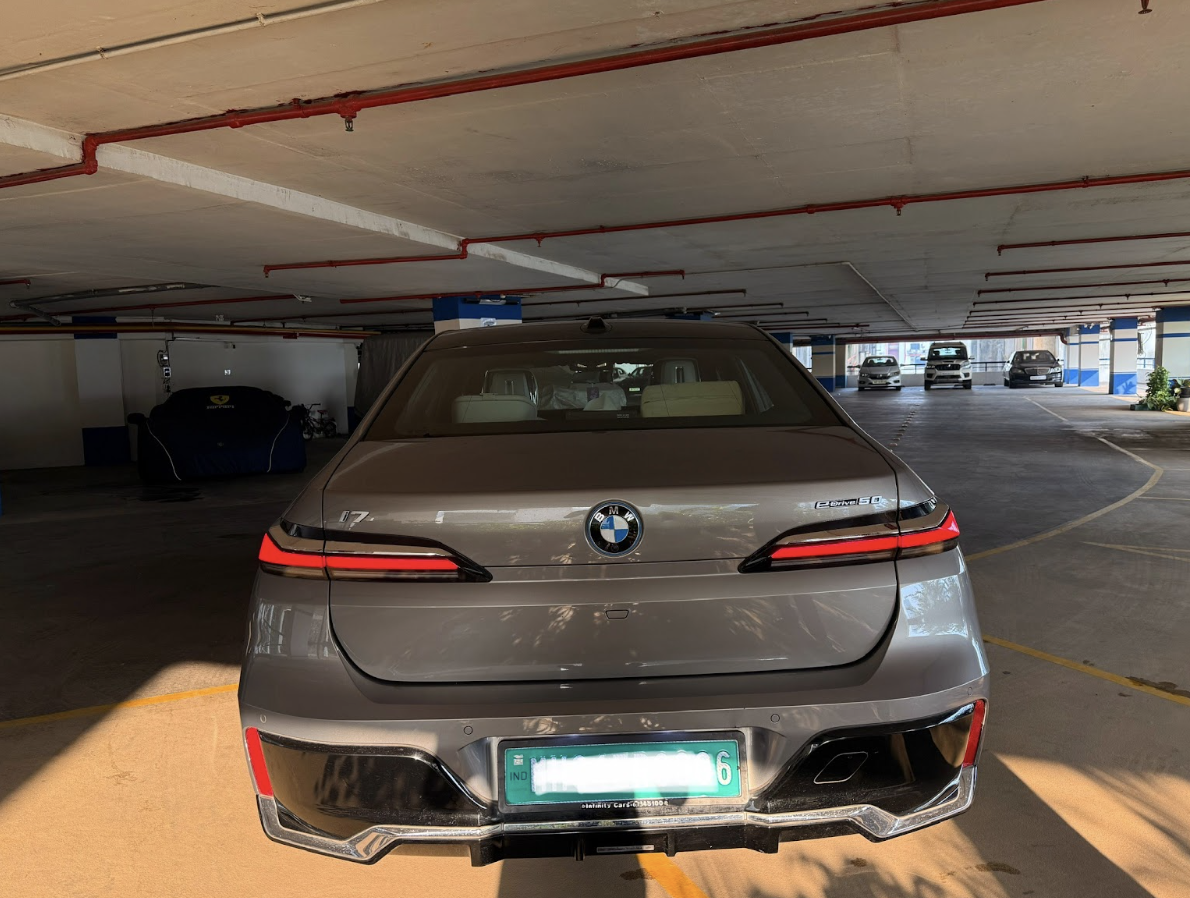 BMW i7 Rear View